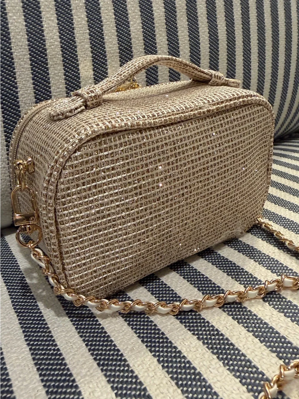 DIOR Beauty”CD” Gold 🏆 Metallic Vanity Case with Top Handle. c/w Chain Strap🏆❤️